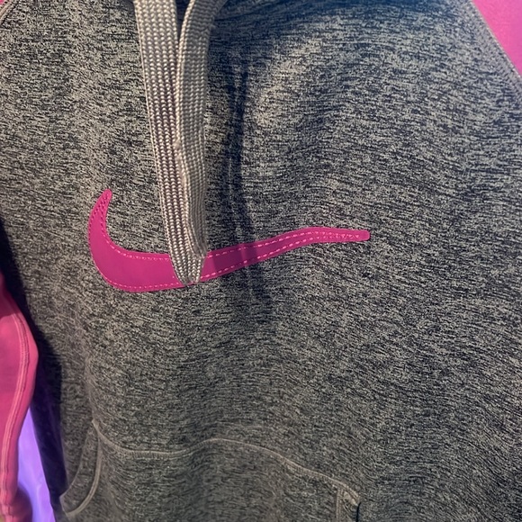 Nike therma fit pull on sweatshirt, NWOT. Size medium. Pink almost purple/white - Picture 4 of 9
